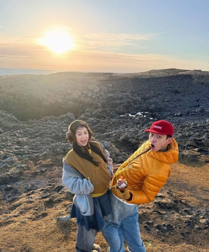 离婚98天，36岁李嘉格带25岁小男友去冰岛庆生了。 

一起过生日，两人差11