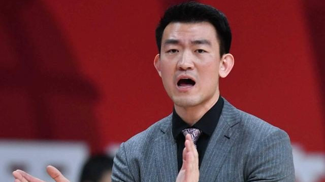 怒了！王博不满巴里布朗被吹犯规冲进场内，裁判夺权王博微笑鼓掌离场