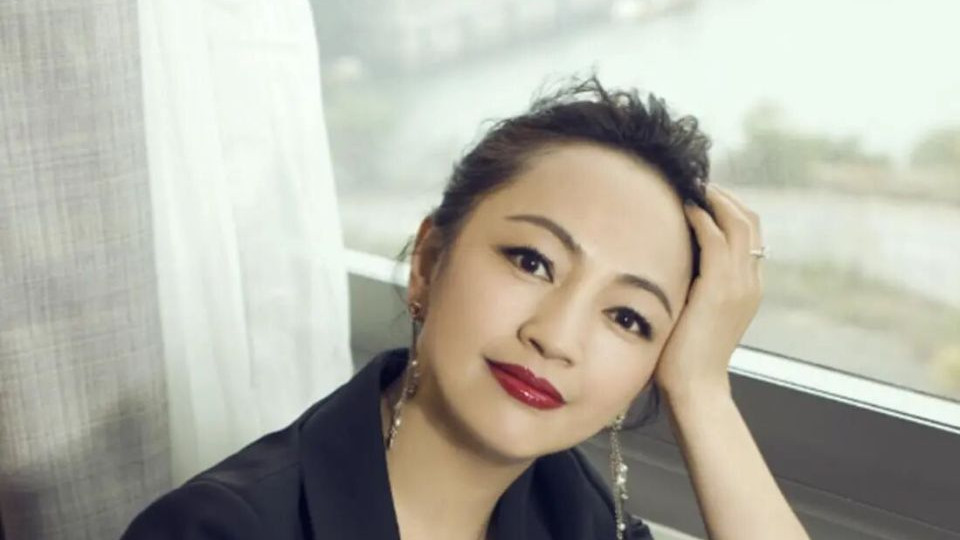 52岁罗海琼近况曝光！嫁给其貌不扬总裁很幸福，两个女儿长得像爸爸