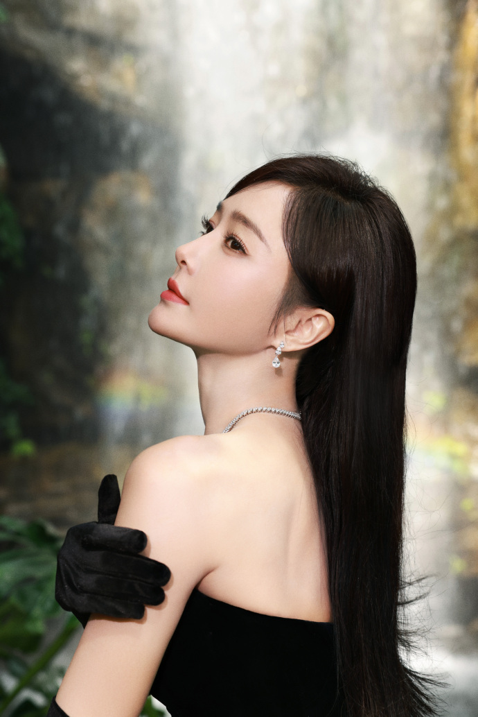 秦岚似在隐藏无尽的诱惑