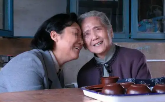 六旬保姆照顾老人15年，临走时老人的儿子叫住她：我妈生前有交代