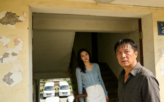 舅舅拿我的房子抵押，贷款700万，等要债的上门要收房时，我冷笑：房子5年前就拆迁了，你找谁要房？