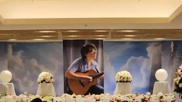 袁惟仁告别式今日举行，手拿吉他遗像曝光，乐坛众星送行