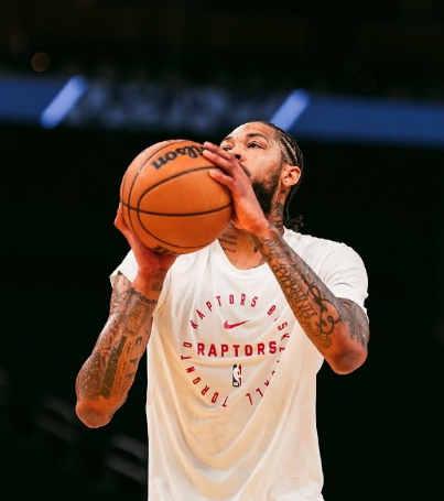 英格拉姆得有担当，不管在哪里，只要你拿到球，就要去想怎么终结，而不是把球传出去，