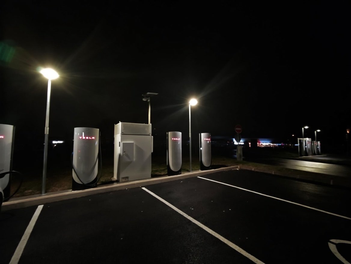 特斯拉开始给欧洲的超充站配星链了