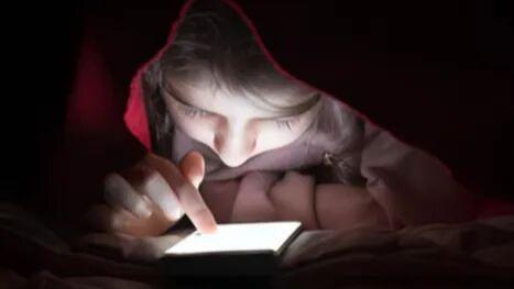 深夜1点强制禁播？人大代表建议炸锅：剥夺娱乐自由还是救命？揭开短视频“生吞”成年人的恐怖真相