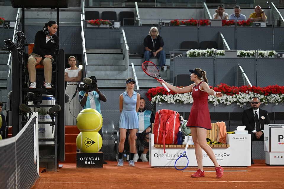 26岁网坛冰美人罕见暴怒！质疑郑钦文ACE球出界 与主裁争吵