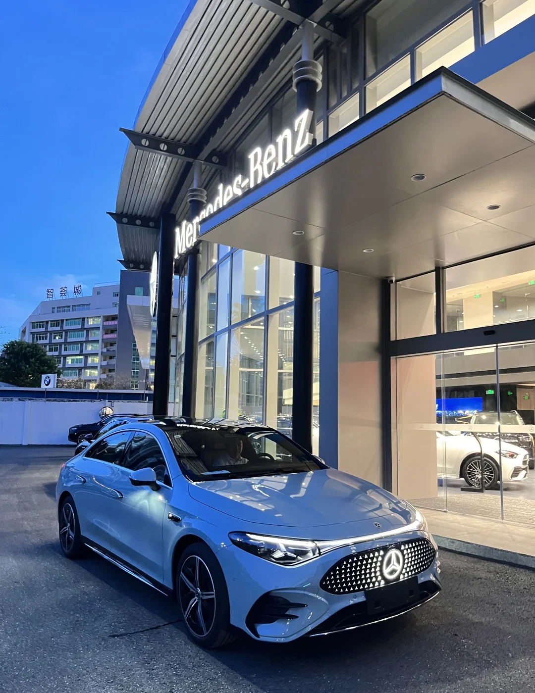 被这台奔驰轿跑帅到了