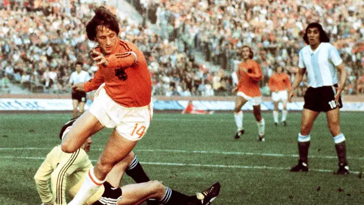 为什么克鲁伊夫没有拿世界杯冠军，他的足坛历史地位依旧很高？