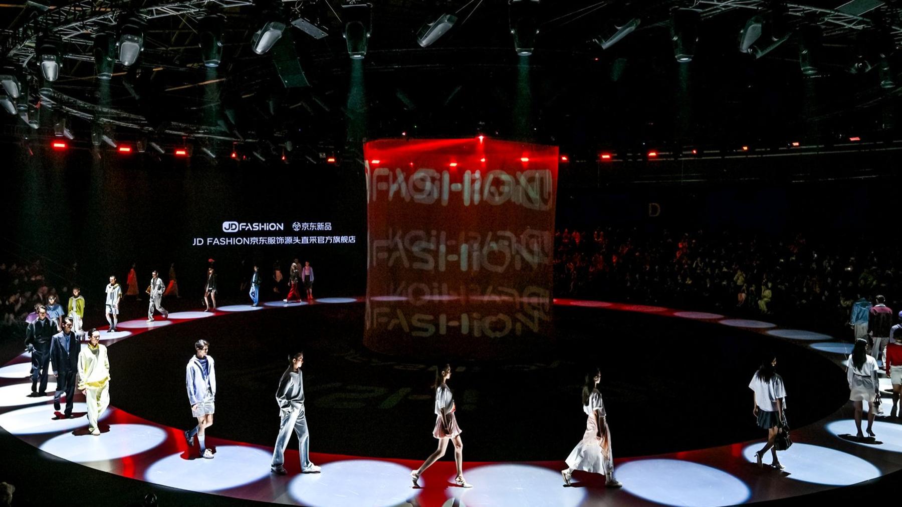 让面料成为大秀主角 中国国际时装周“京东日”四大篇章演绎春日品质美学