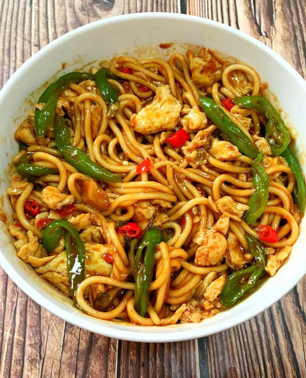 青椒鸡蛋拌面｜3步搞定，再也不用点外卖

打工人、学生党必看！青椒鸡蛋拌面，全程