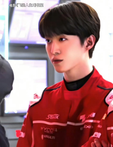 腾哥手摸黄景瑜那里就开始好笑了，没想到后面还有连续暴击。范丞丞坐下后的左右观察，