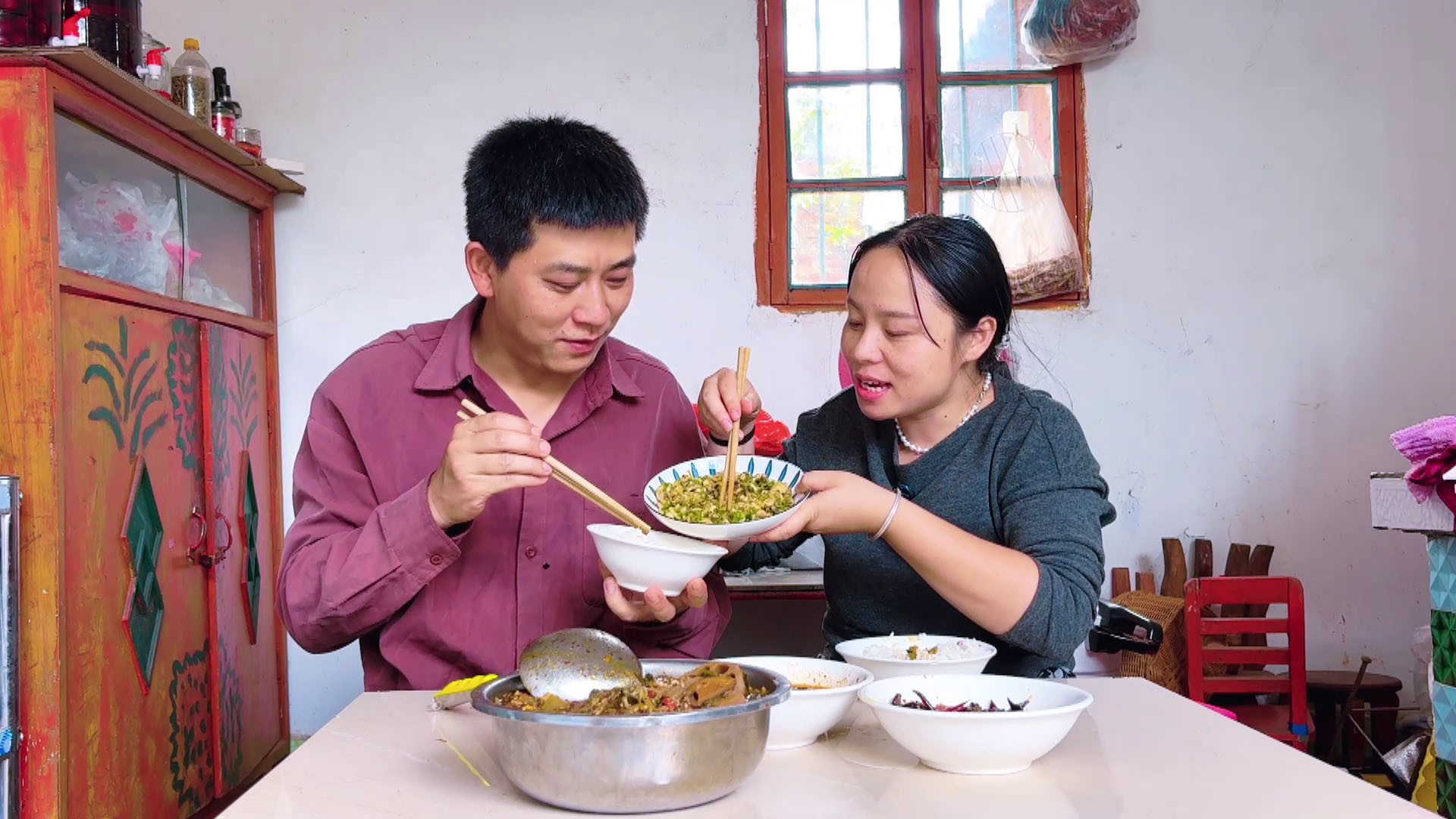 老公干活媳妇做饭，没有大鱼大肉，看看媳妇做了啥？