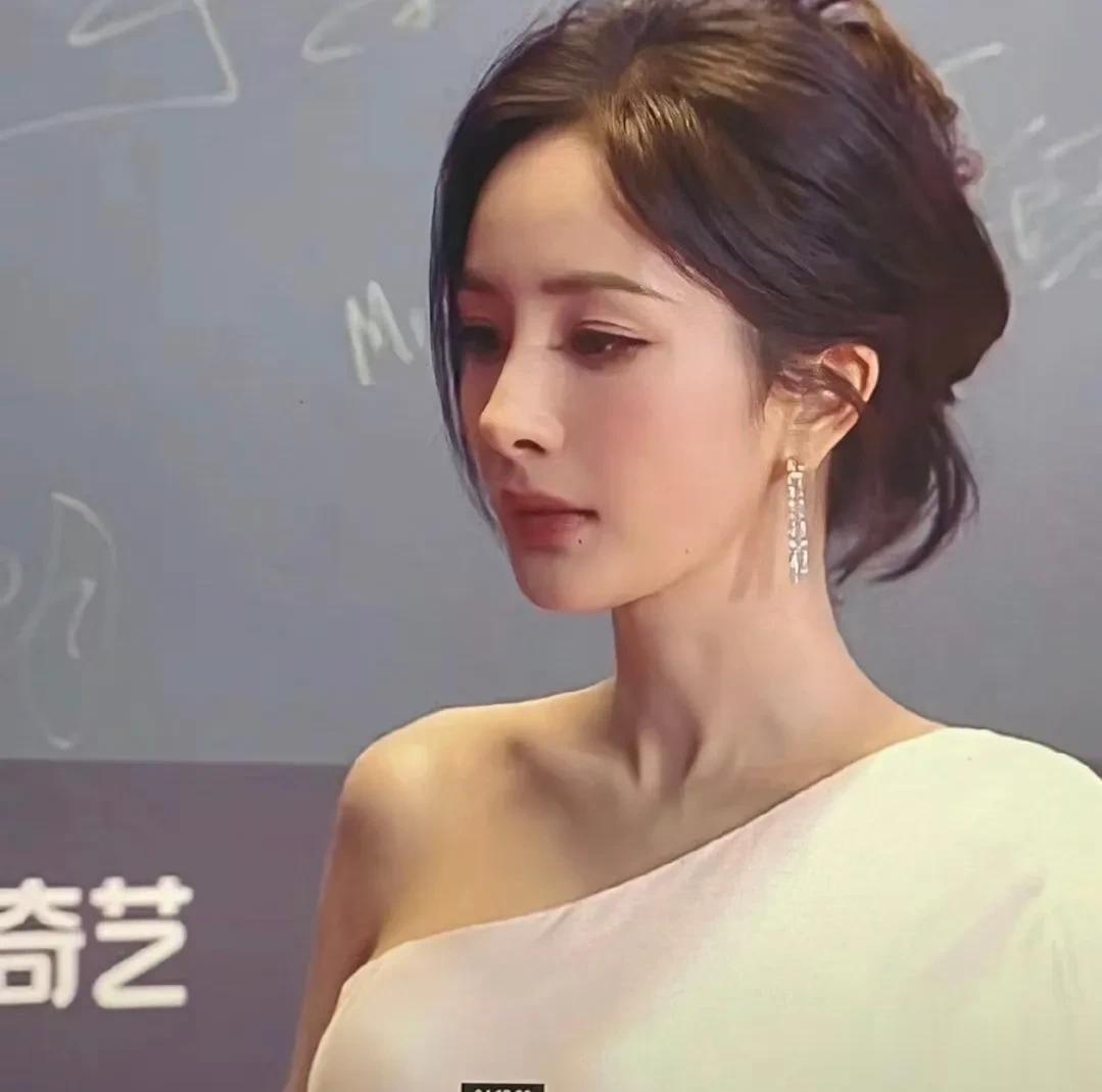 杨幂，左右二边是相隔了10几年的截图，花期太长了，每次都美的不像话。