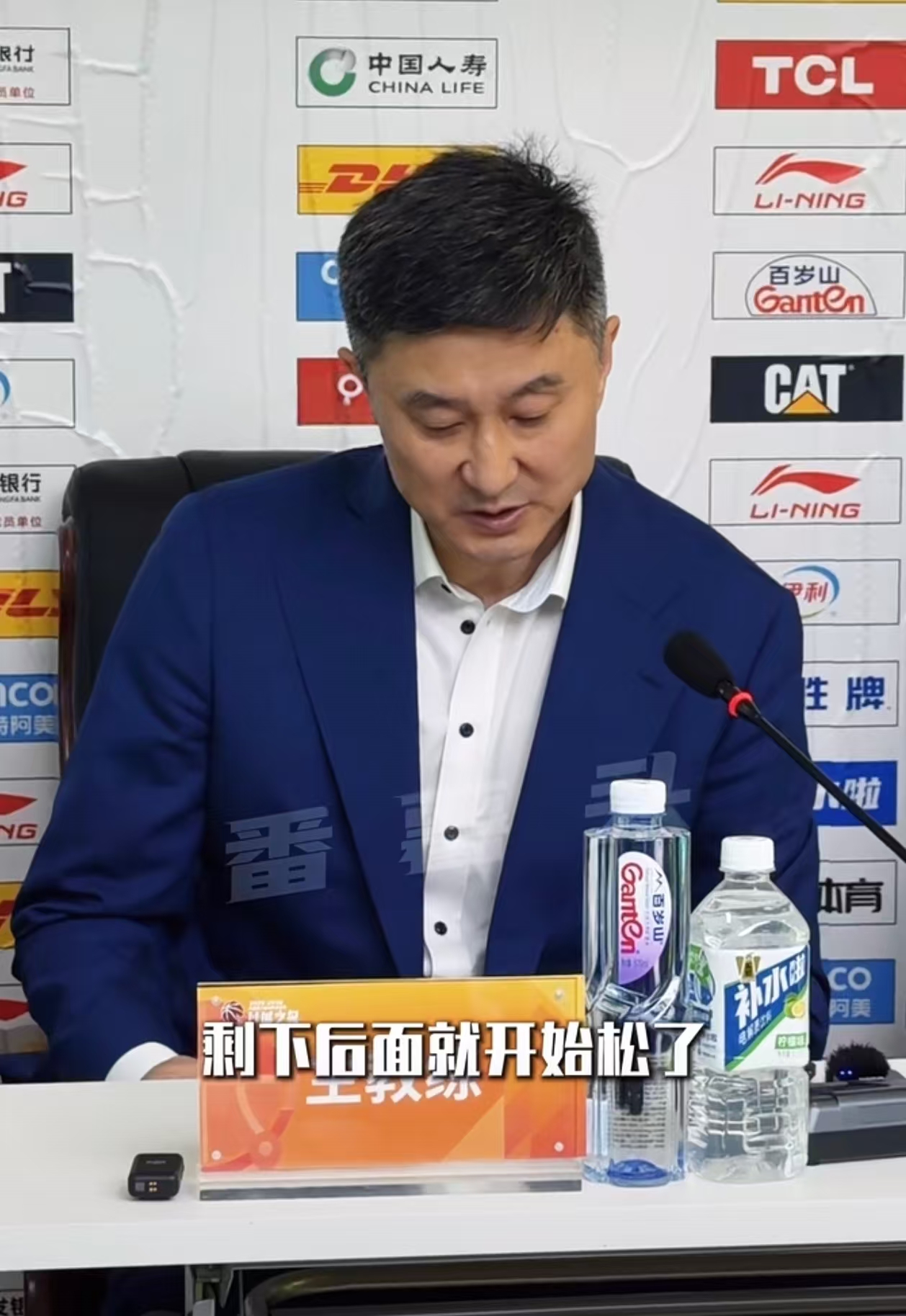 杜锋赛后不满球员放松，依旧“不粘锅”，社交媒体被球迷攻陷