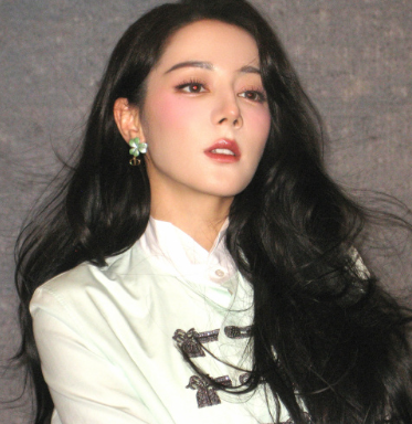 星星醉酒到处跑，月亮跌进深海里