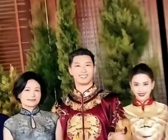 都说窦骁妈妈美，可窦骁自己的人生更惊艳
他出生文艺世家，爷爷是文工团团长，爸爸是