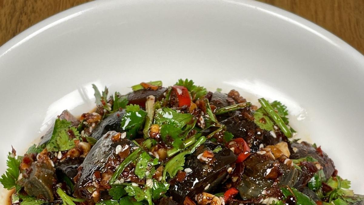 在做下饭凉拌菜：香菜拌皮蛋。