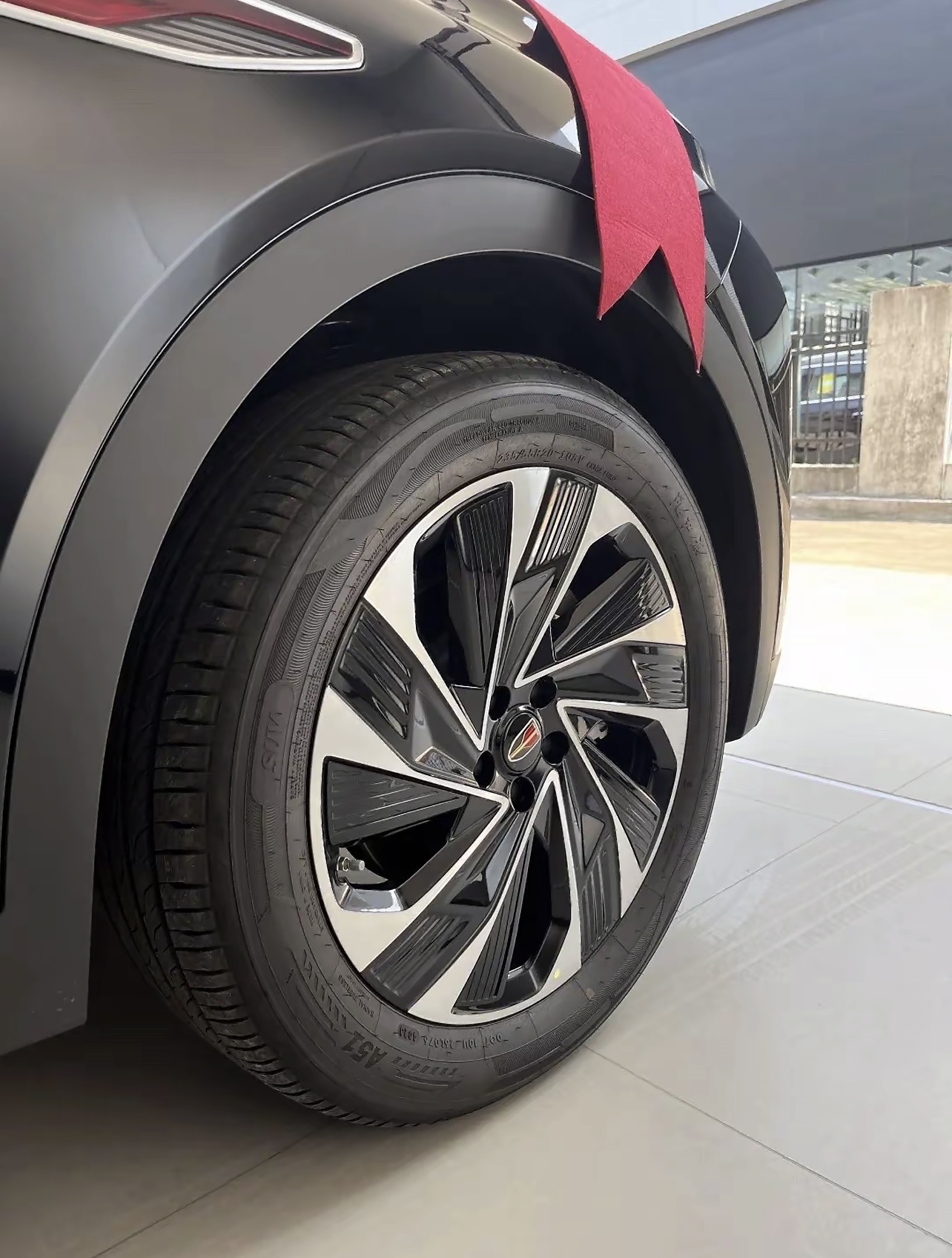 经过漫长等待，终于喜提红旗HS7 PHEV。提车当天，4S店准备了温馨仪式，鲜花