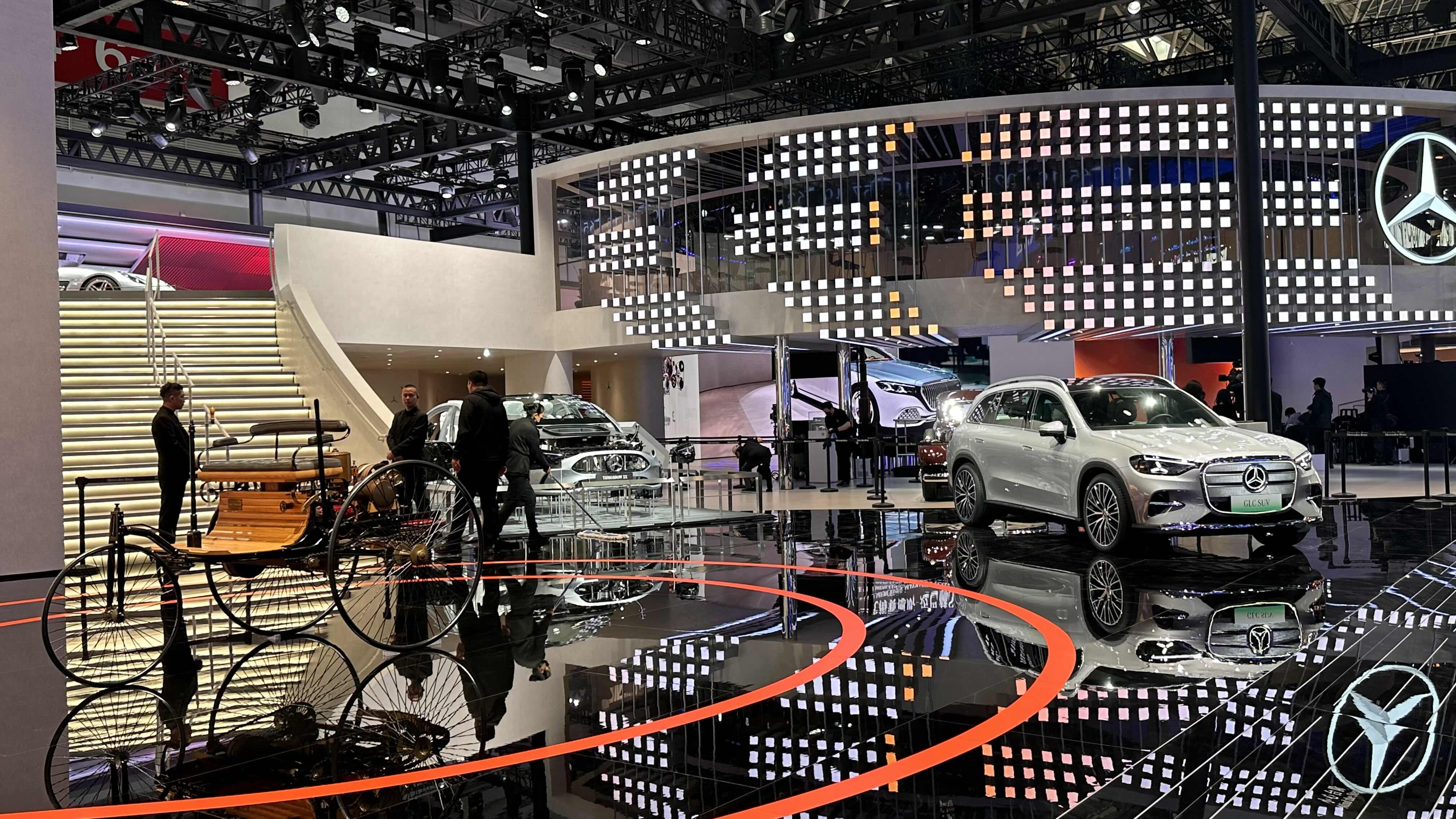 2026年北京车展，奔驰展一个最早的三轮燃油车，预示着造车百年历史；比亚迪带来了