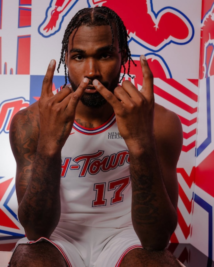 伊森和芬尼·史密斯结束了轮休之后，在今天火箭队战胜独行侠队的比赛里终于复出。火箭