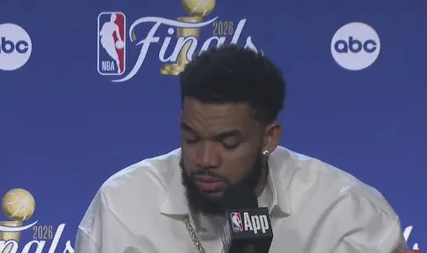 NBA总决赛G2赛后，尼克斯球员卡尔-安东尼-唐斯接受媒体采访，谈及本场比赛，唐