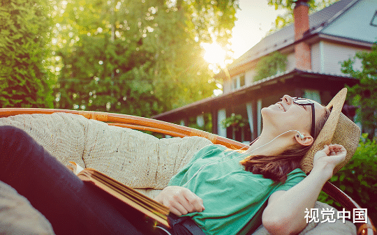 我用五十万卖掉黄毛男友，不料八年后他成了高冷霸总，而我正拿着癌症诊断书等死