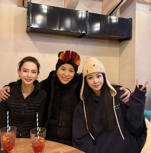 戚薇胡杏儿宣云年前一起度假合影
三位姐姐都超级美丽滴
