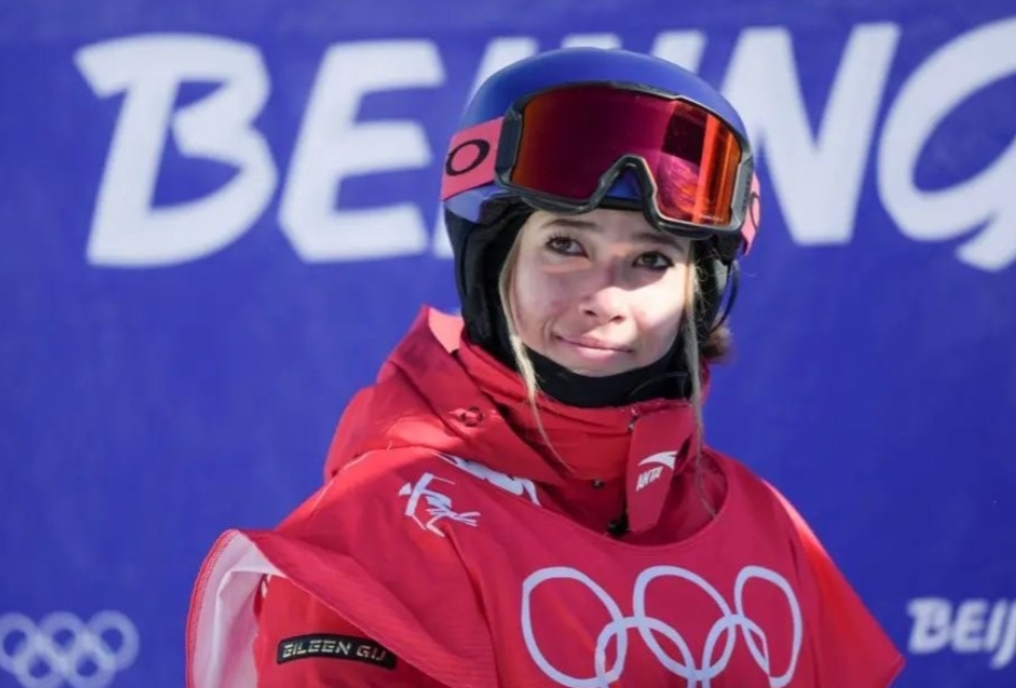 谷爱凌绝境翻盘！第二跳封神稳进决赛，大心脏太绝了
 
米兰冬奥会自由式滑雪坡面障