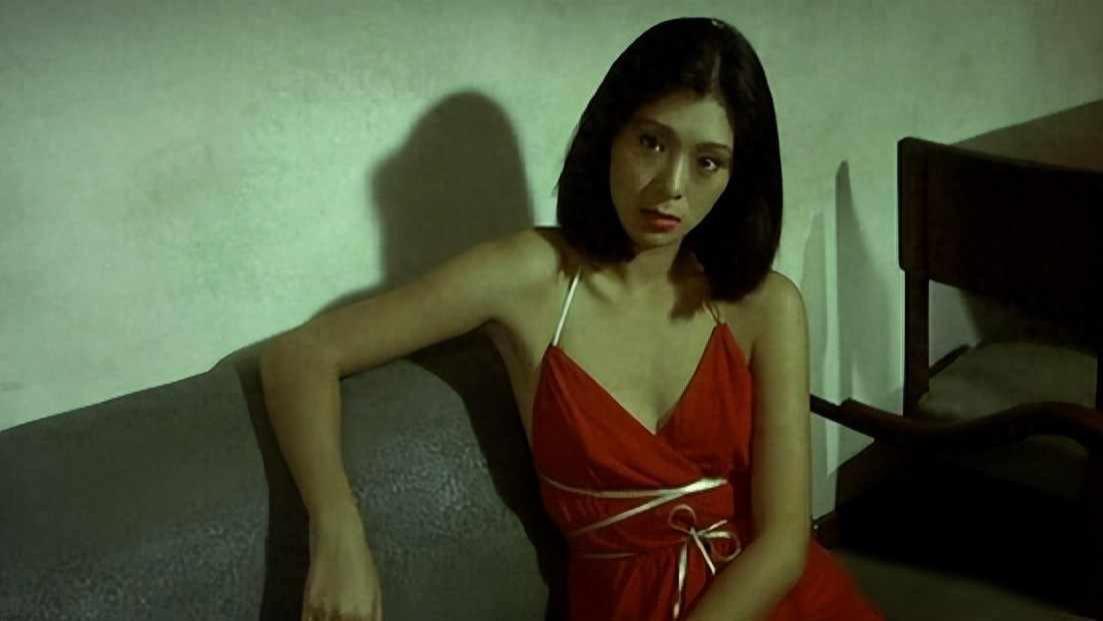 香港的知名女星真空上阵，被人赞身材完美，未领证就生三女，钟爱小鲜肉