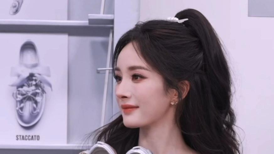 杨幂直播间“随性一脱”封神：高定配拖鞋背后的顶级松弛感