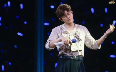 开口便是熟悉的惊艳嗓音，沉浸式聆听张杰现场版《演唱会》，快乐根本藏不住 ​​​