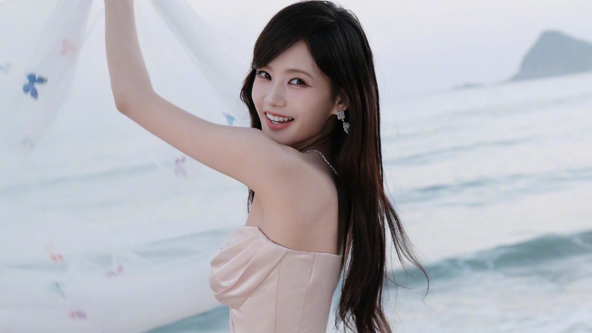 李一桐海风漫过裙摆，蝴蝶纱巾浪尖起舞，粉色缎面裹着少女心事