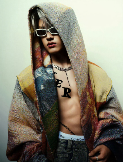 现在有腹肌了跳不了肚皮舞 这理由找得还挺骄傲 身材曼妙是他自己说的 确实够得瑟！