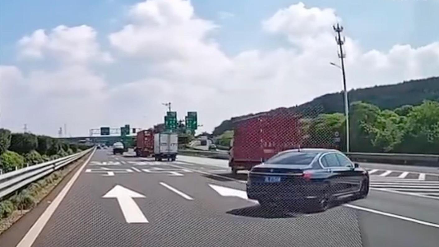高速公路错过出口，压实线强行变道，真的一定会被抓拍吗？