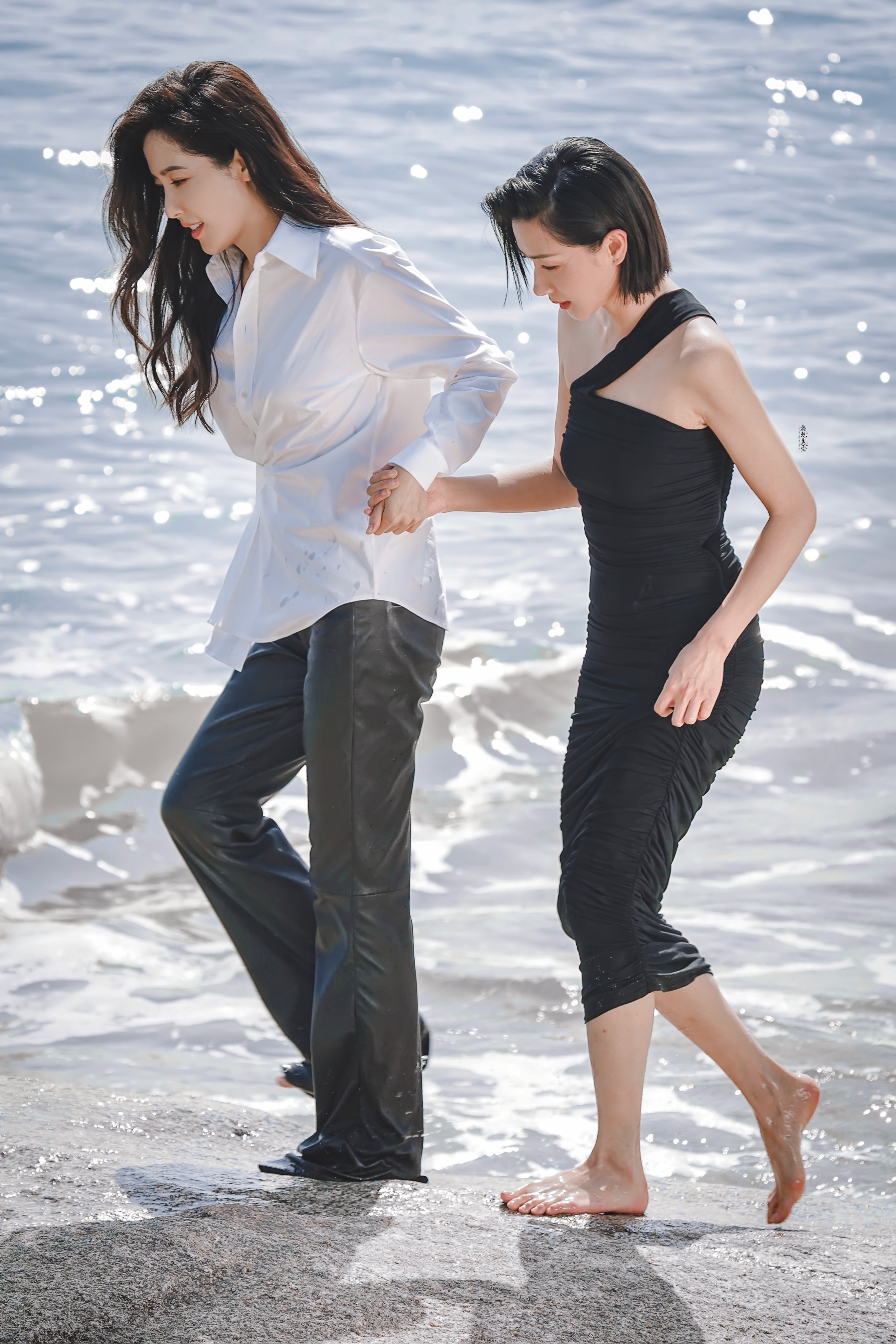 以前觉得万茜挺普通，不算漂亮。可她与曾黎海边同框，惊艳到我，竟比校花还美