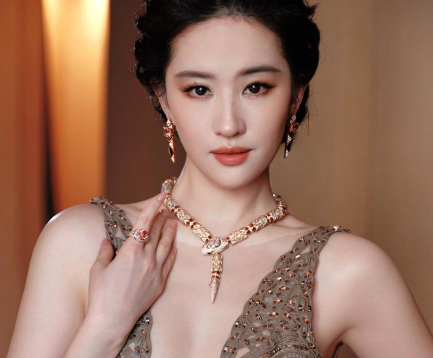 刘亦菲真是给内娱畸形审美上了一课。
 
刘亦菲不婚不育，无儿无女，钱再多，也阻挡