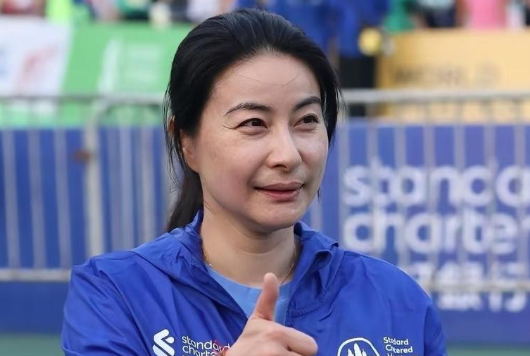 郭晶晶常年不施粉黛穿平价的衣物
与豪门阔太的标签形成鲜明反差，为此相当一部分媒体