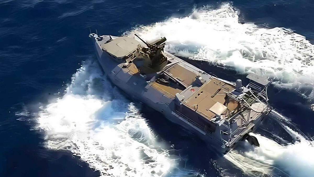 首次现身！乌克兰新型无人艇突袭俄罗斯海军基地，配备遥控武器站