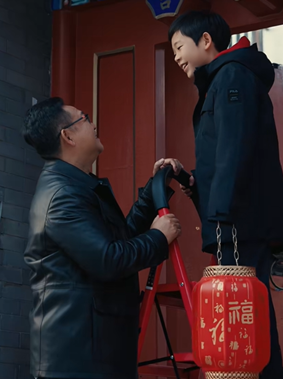 姜武一家住北京四合院豪气，和儿子一起挂灯笼，妻子女儿出镜漂亮