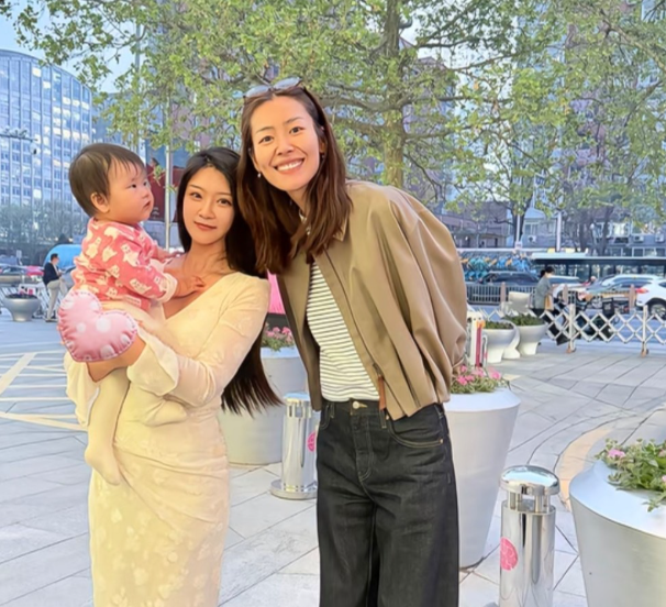 路人偶遇刘雯生图曝光
弯腰配合合影这素养，活该她红一辈子
逛个街能偶遇到一次明星