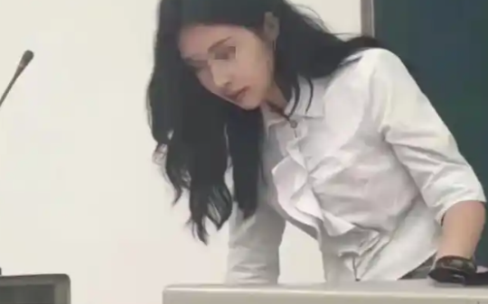 我给学生布置寒假作业：帮老师找高富帅，有个学生交白卷，我：光刻机造出来了？他：高富帅给你找来了