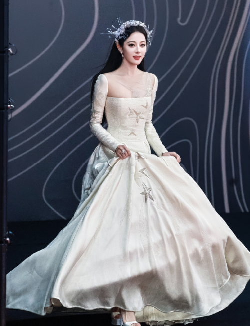 带着梦想的翅膀，去追逐那远方的星辰