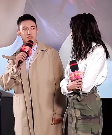 关晓彤这大高个儿再踩上8cm以上高跟鞋
一般身高的男演员跟她同框还真是hold 