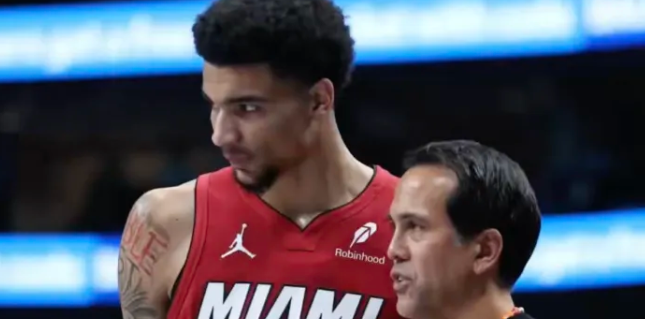 热火球员克莱尔-韦尔在一档节目中谈到了自己在适应NBA的过程中，不会改变自身行事