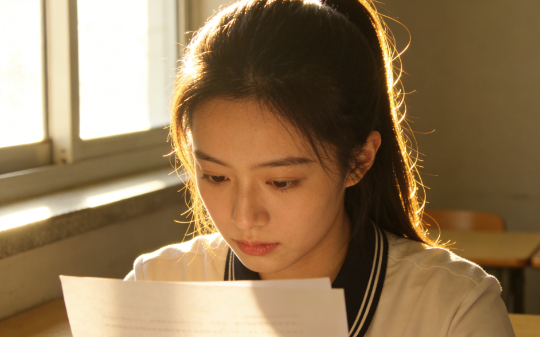 高考估分，我发现比隔壁班校花高 15 分，她将我堵在树下：你只要比我高1分，等大学毕业我就当你女朋友