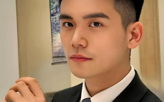 亲弟过生日我买了一只奢牌表送给他，小舅子知道后，说我欠他买一套江景大平层