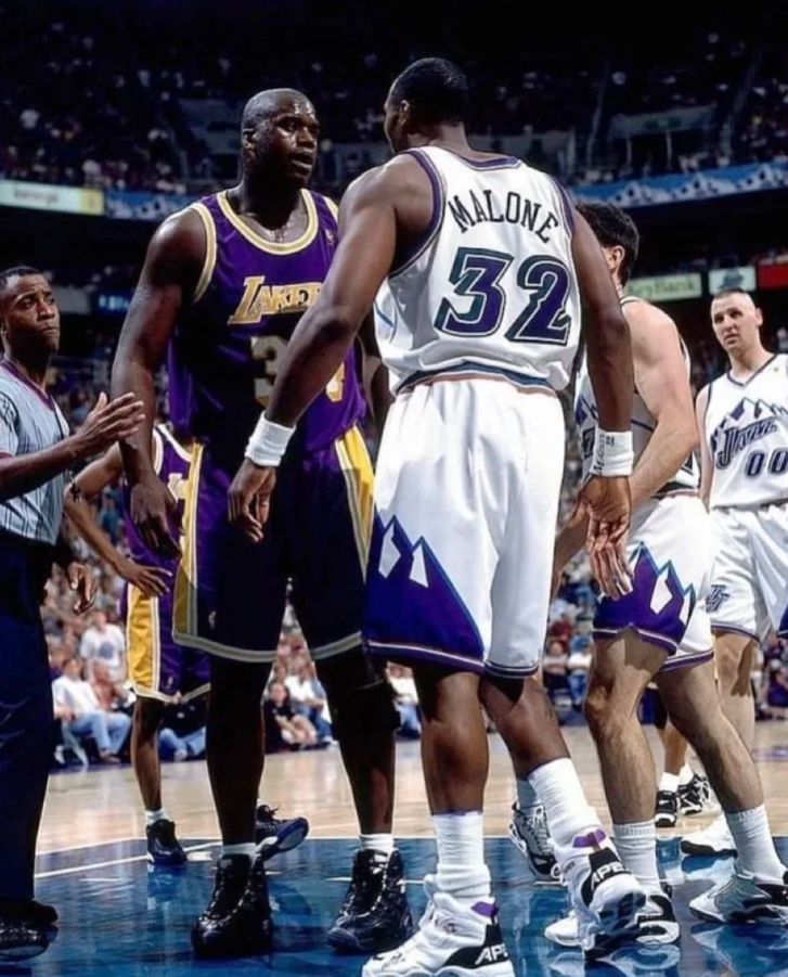 Vintage Hoops更新晒出一张旧照与球迷分享。
图中心的两名球员是沙奎尔