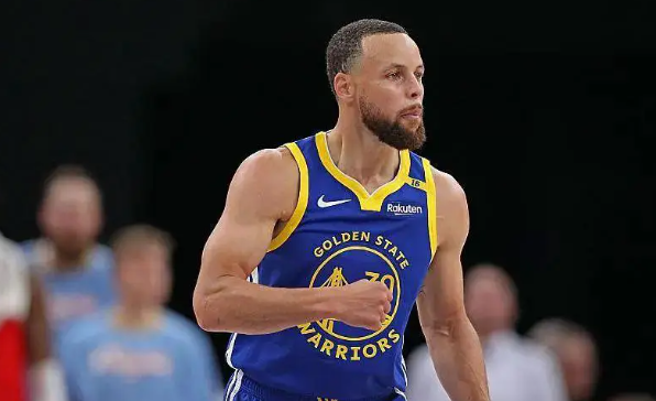 随着库里无球比例越来越高，格林确实像进攻核心，组织发牌，库里只是一个终结点

也