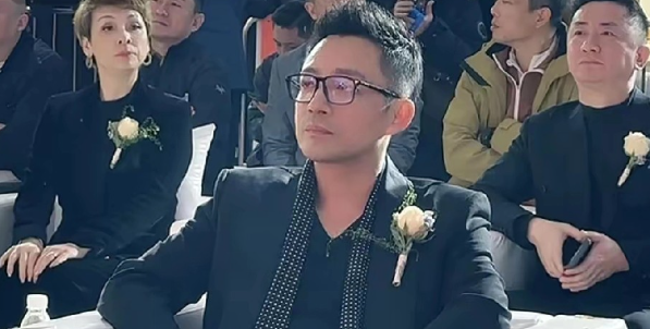 汪小菲如约出现在邯郸麻六记新店开业现场，一脸忧郁状态不太好
虽然汪小菲西装革履帅